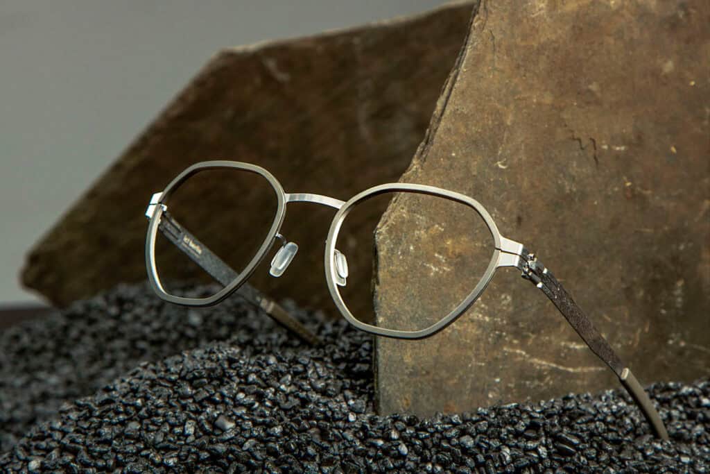 journal-collection-classic-carbon-eyeglasses-on-stone-background-ic-berlin-eyewear.M1536B012164t15007do-1024×683